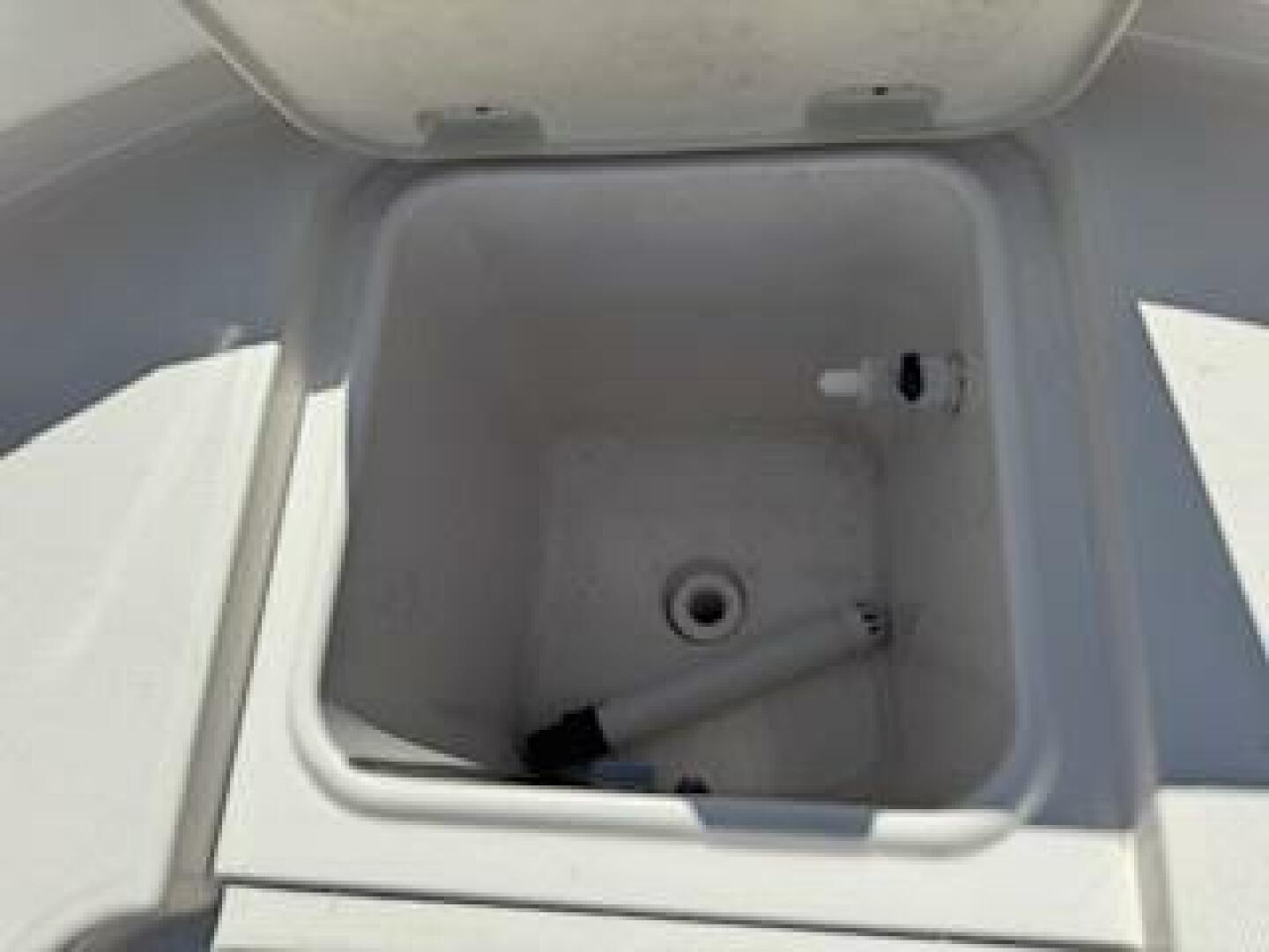 2022 Robalo R242 Center Console Base - Image 11