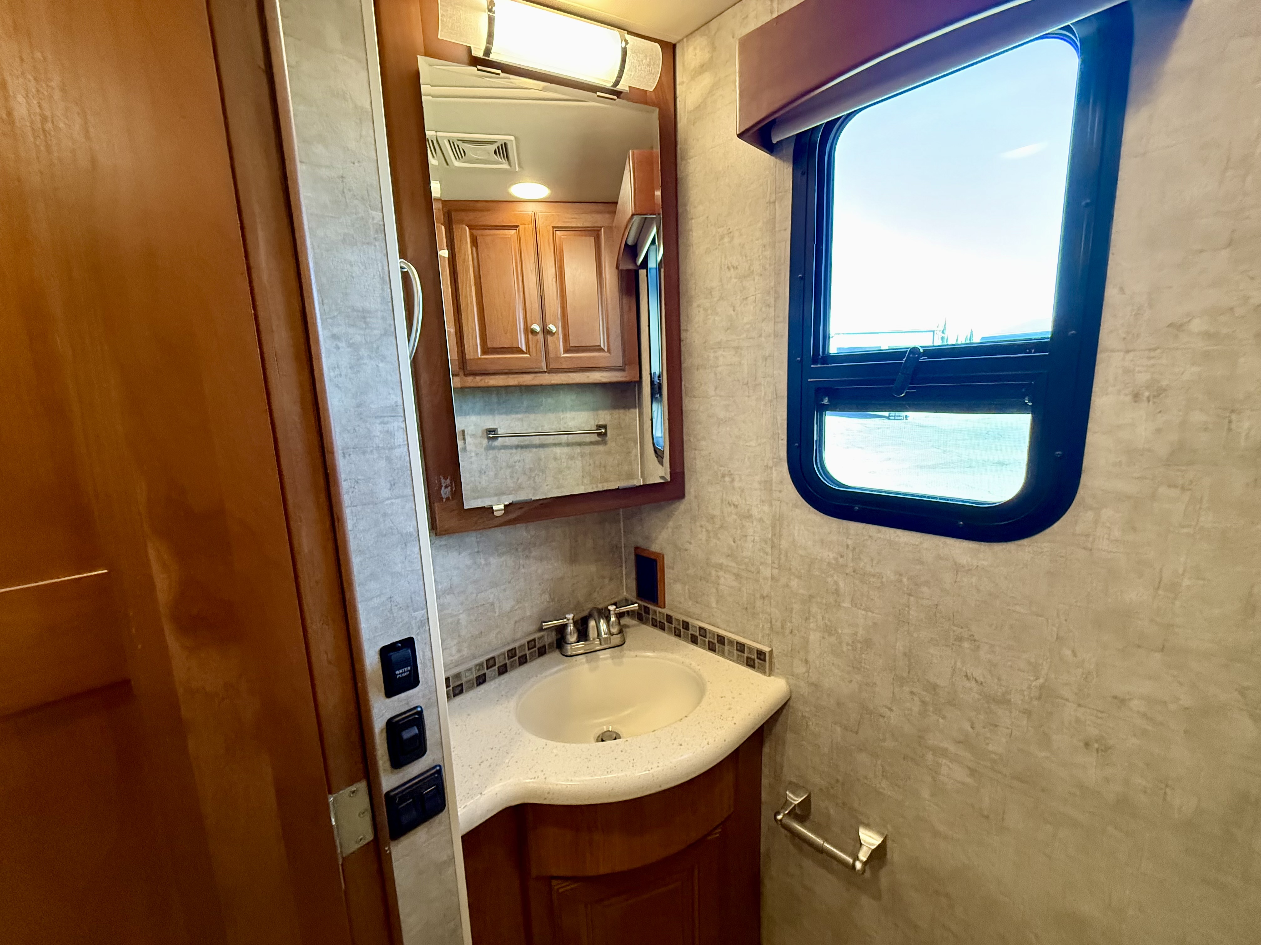 2015 Winnebago Adventurer 38Q - Image 19
