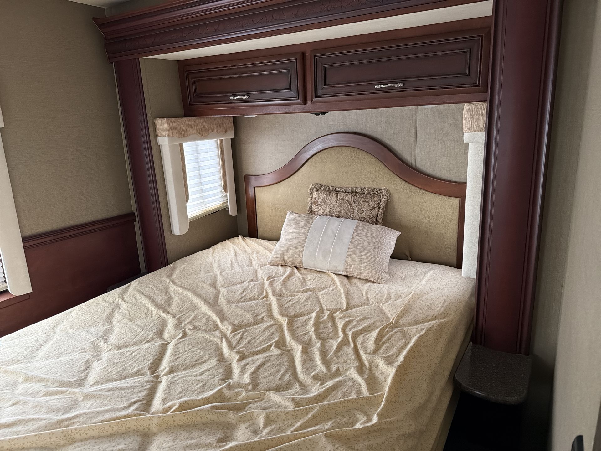 2014 Newmar Bay Star 3309 - Image 41
