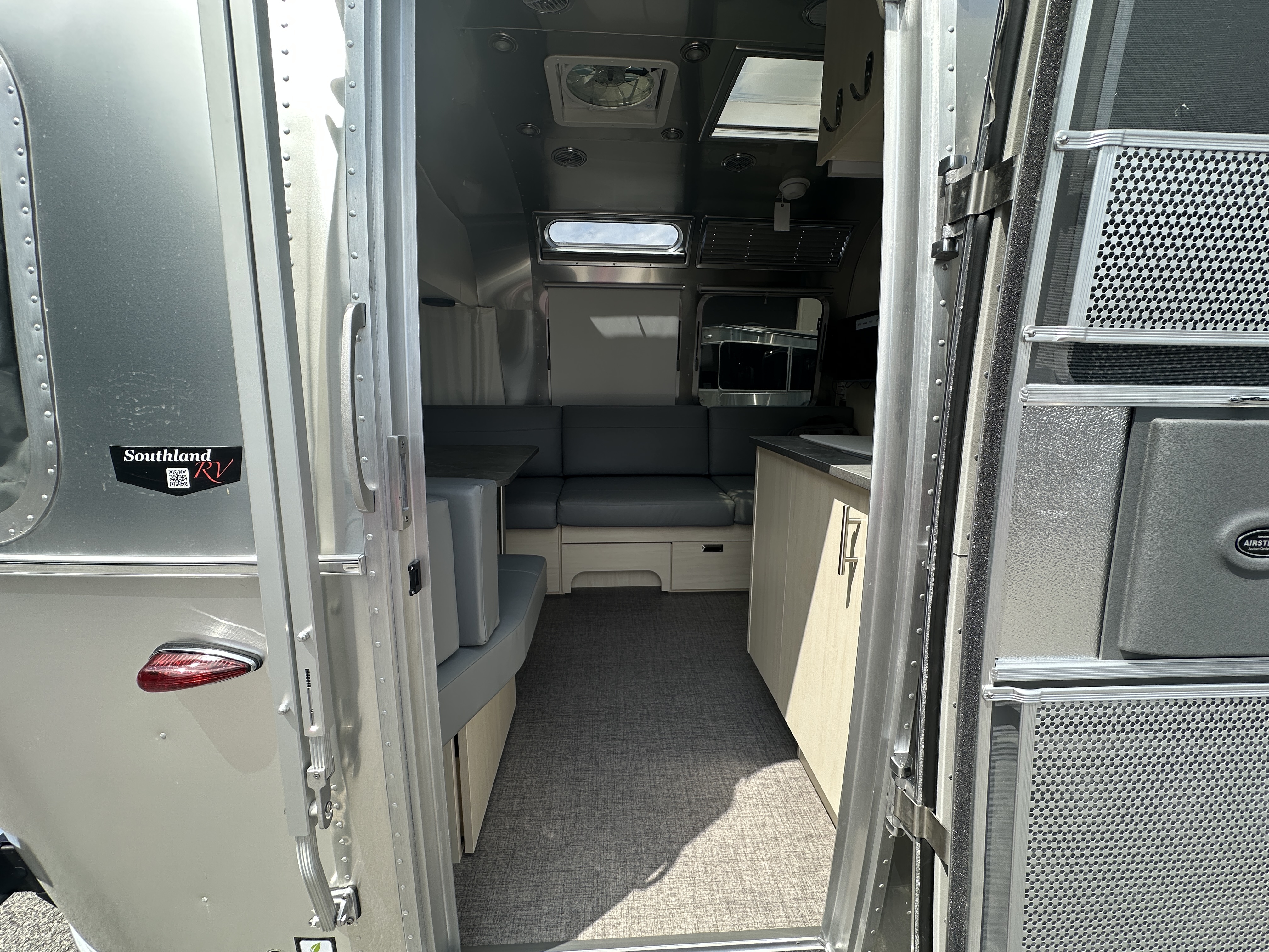 2026 Airstream Flying Cloud 27FB - Image 6