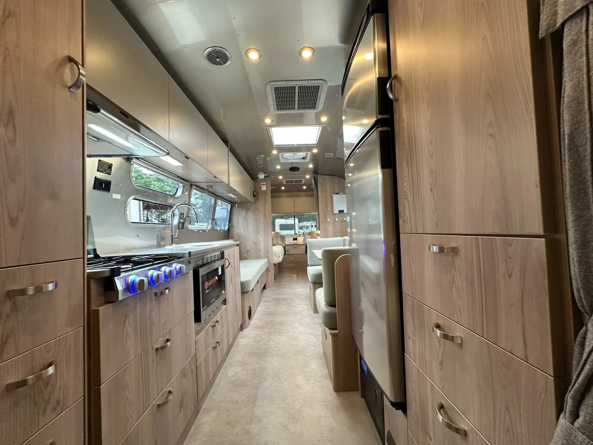 2027 Airstream Flying Cloud 30FB Bunk - Image 46