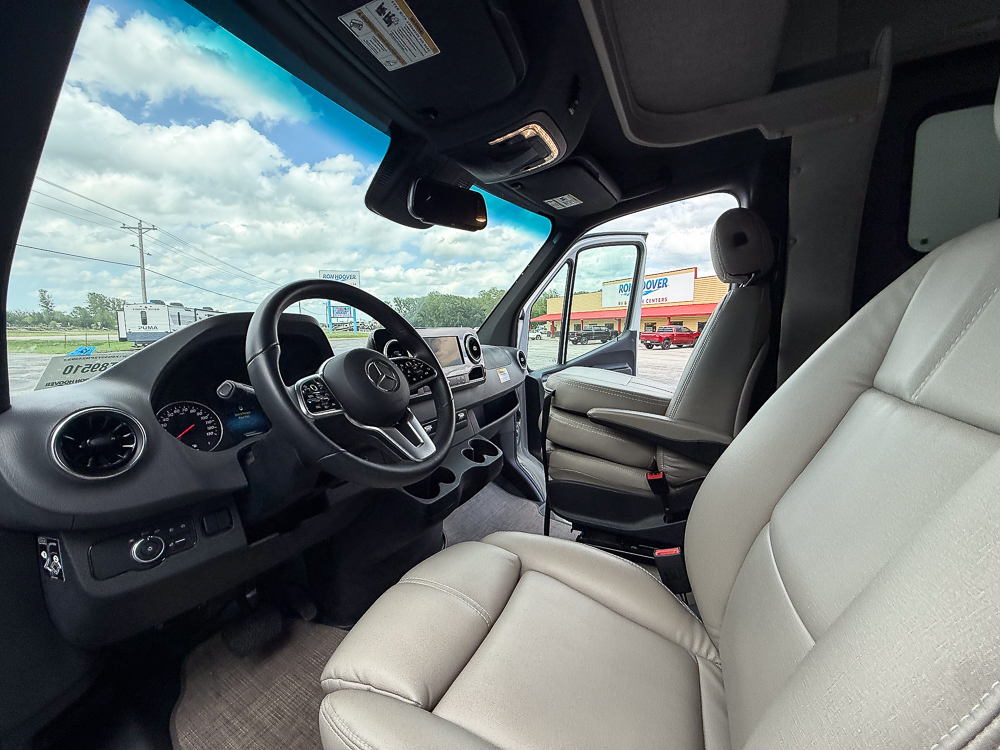 2025 THOR MOTORCOACH 24FB - Image 22