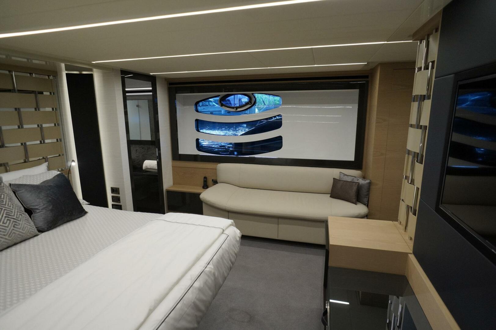 2016 Pershing 70 - Image 13