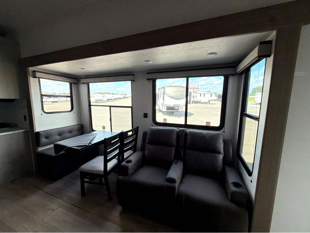 2027 JAYCO JAY FLIGHT BUNGALOW 404LOFT - Image 13
