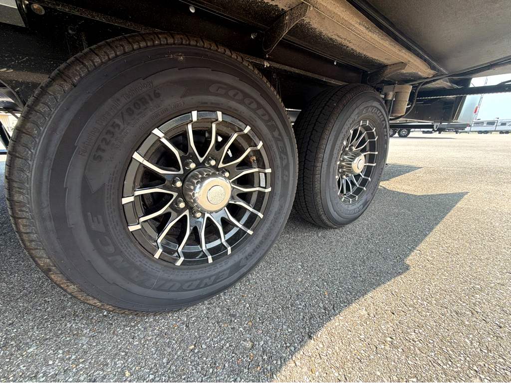 2027 VENTURE RV SPORTTREK 303VIK - Image 12