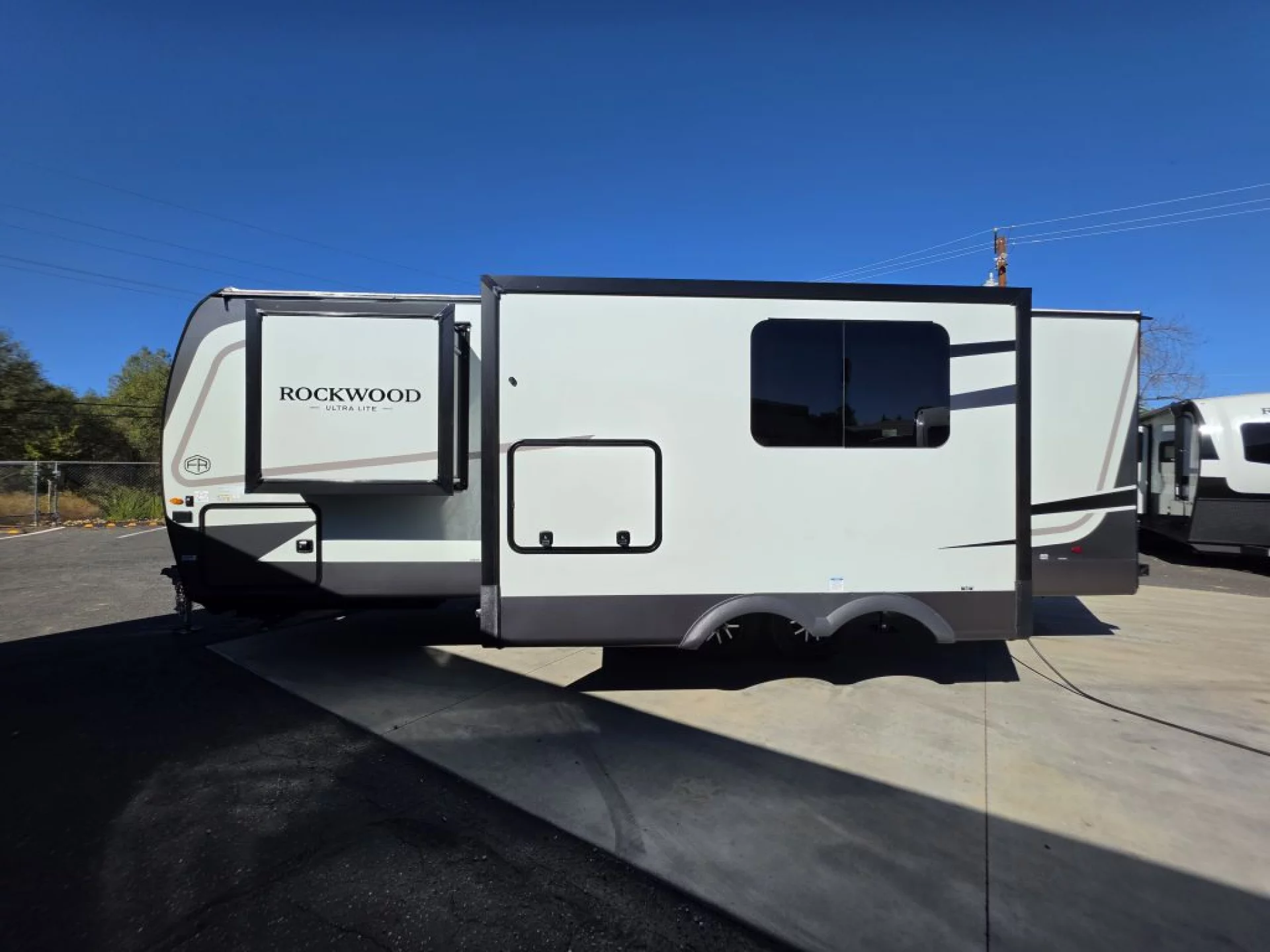 2027 FOREST RIVER ROCKWOOD ULTRA LITE 2621RB - Image 4