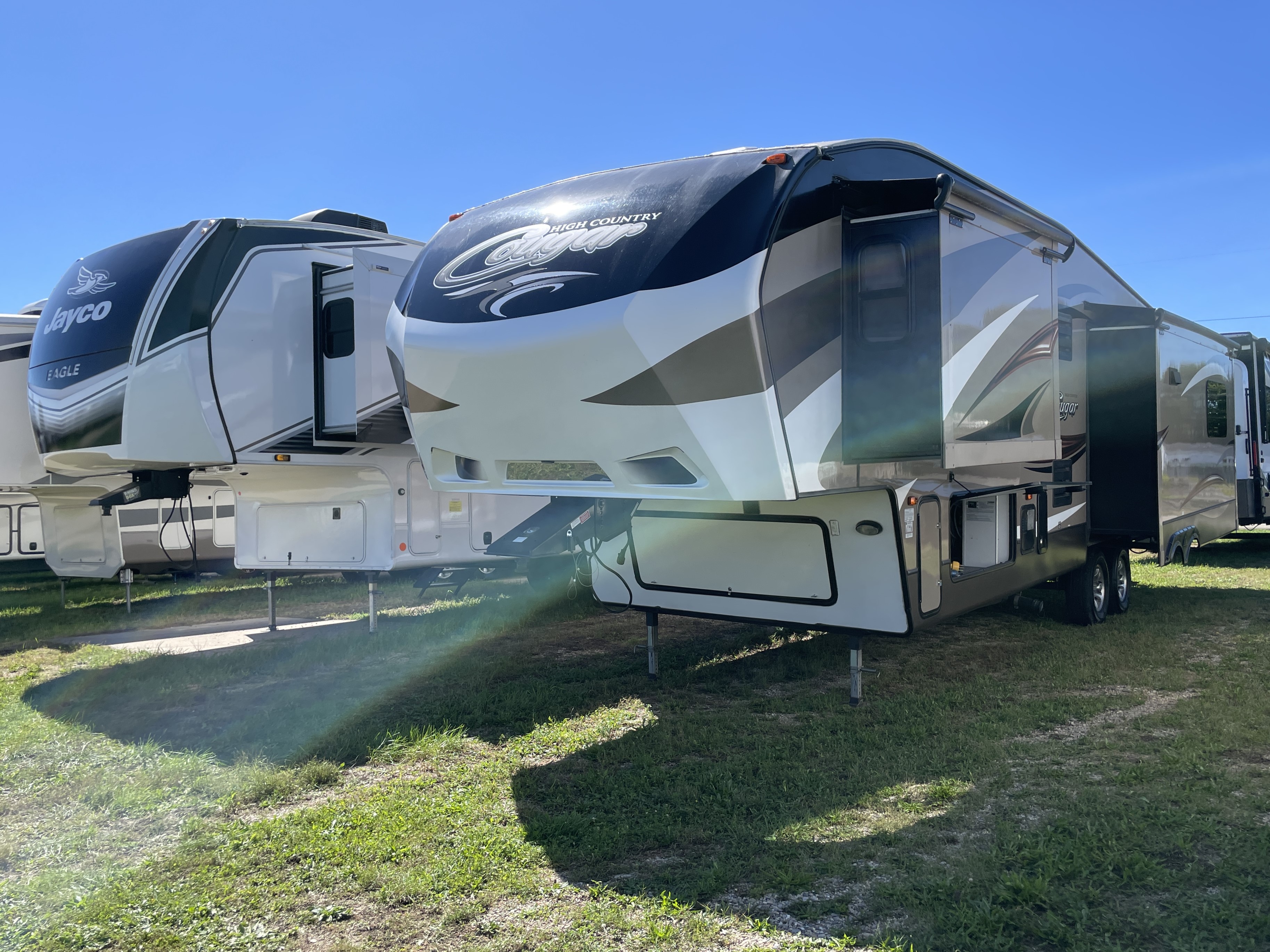 2014 Keystone Cougar 327RES - Image 5
