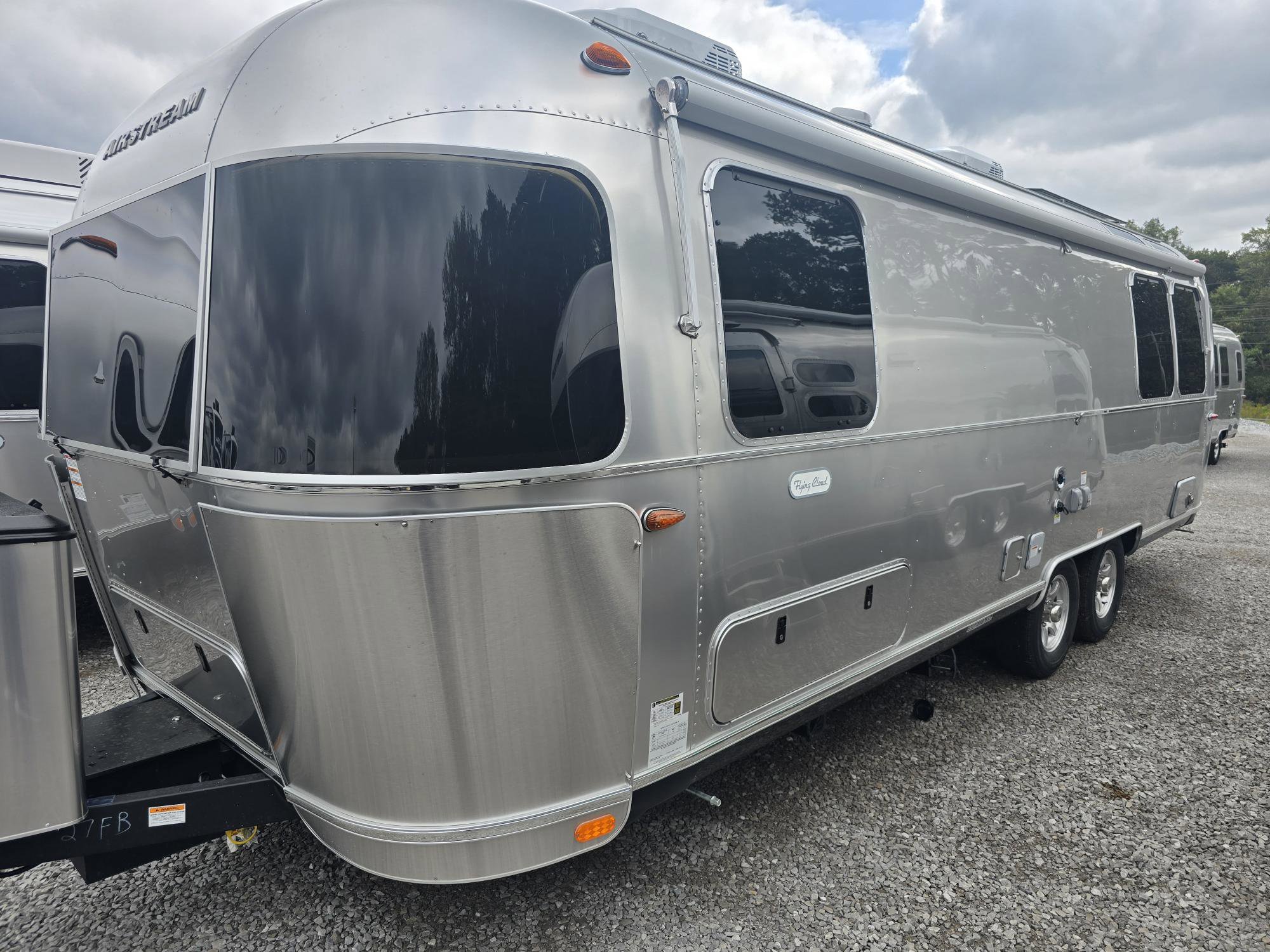 2026 AIRSTREAM FLYING CLOUD 27FBT - Image 3