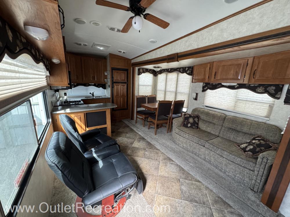 2014 Keystone Montana Mountaineer 295RKD - Image 9
