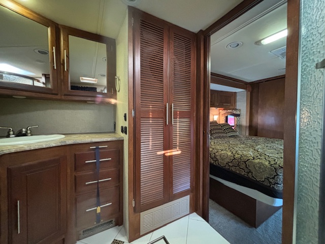 2014 Coachmen Cross Country 404RB - Image 37