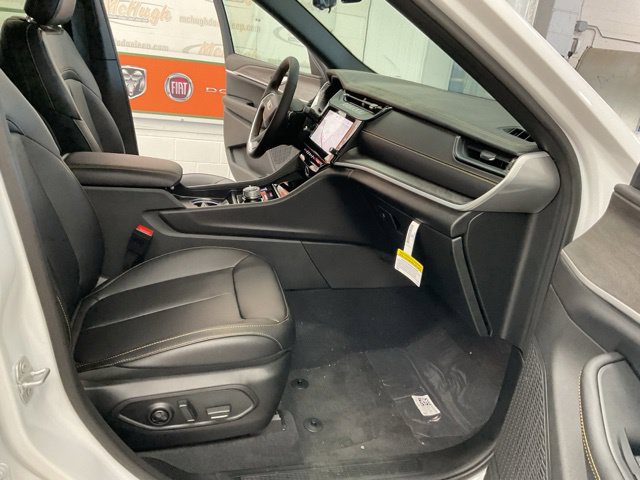 2026 Jeep Grand-Cherokee-L Laredo Altitude 4x4 - Image 29