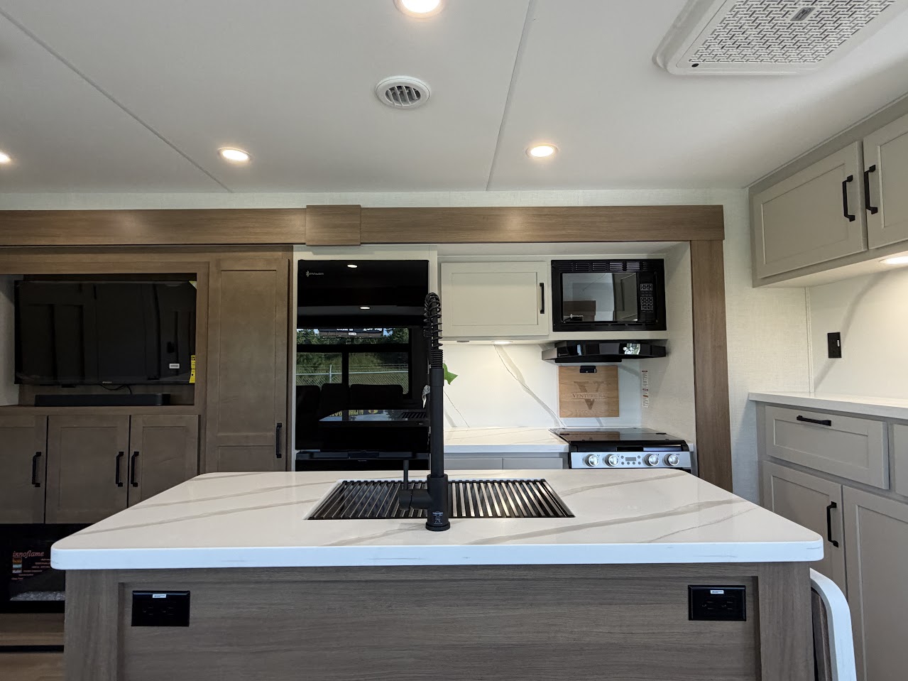 2027 VENTURE RV SPORTTREK 343VIB - Image 23