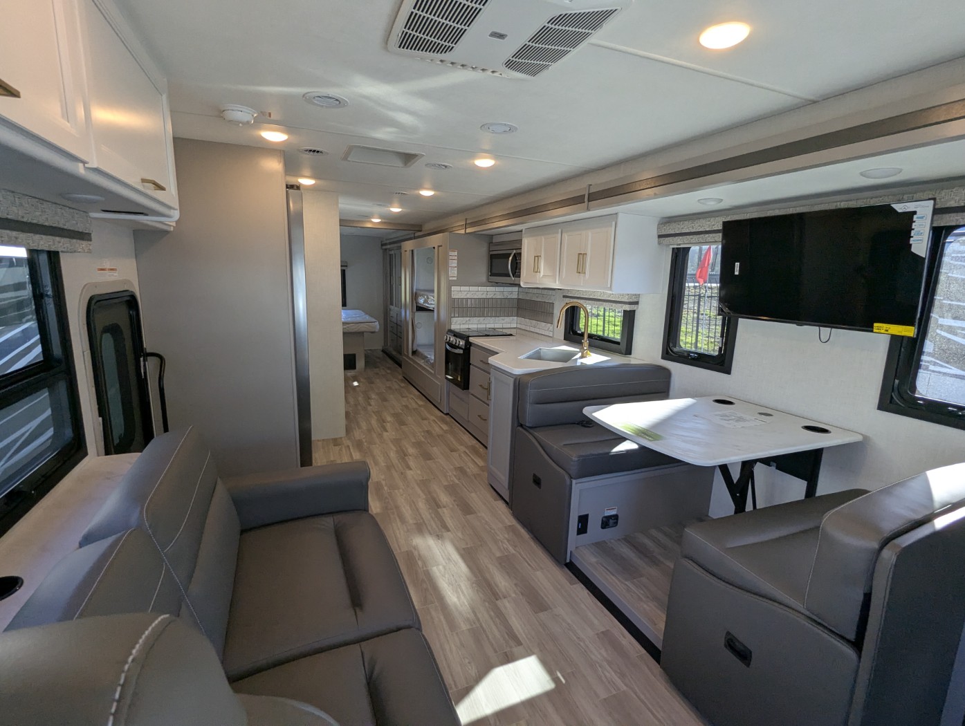 2026 Thor Motor Coach Windsport 35J - Image 11