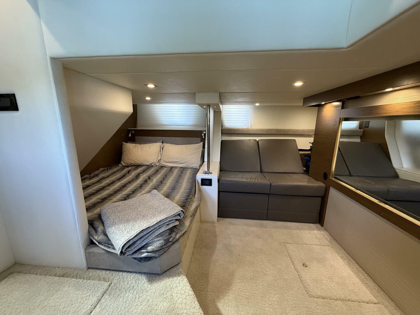 2014 Cruisers Yachts 45 Cantius - Image 30