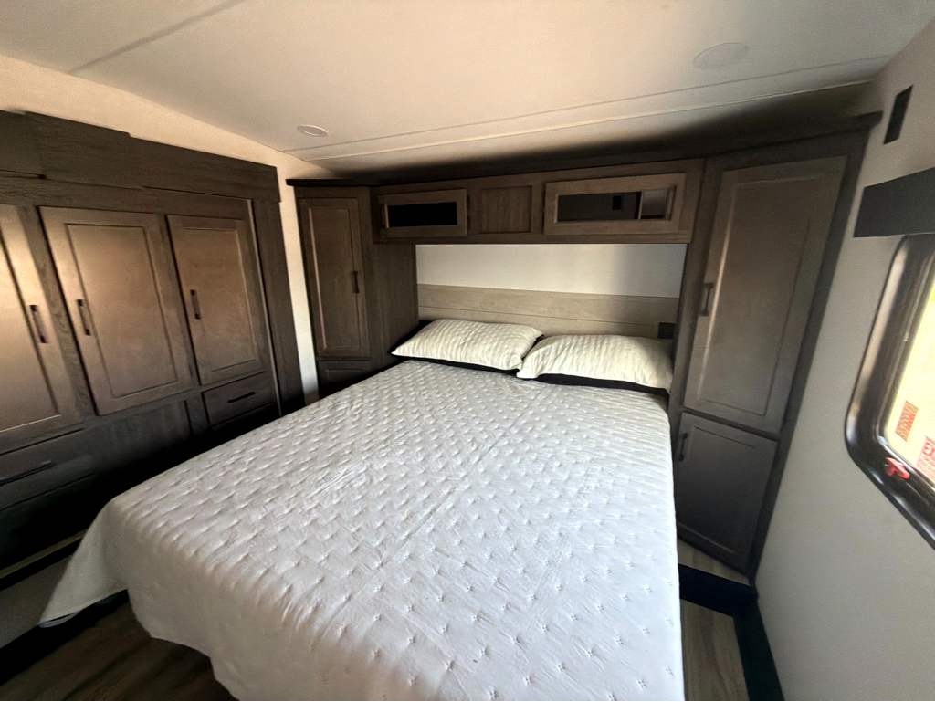 2027 VENTURE RV SPORTTREK 303VIK - Image 28