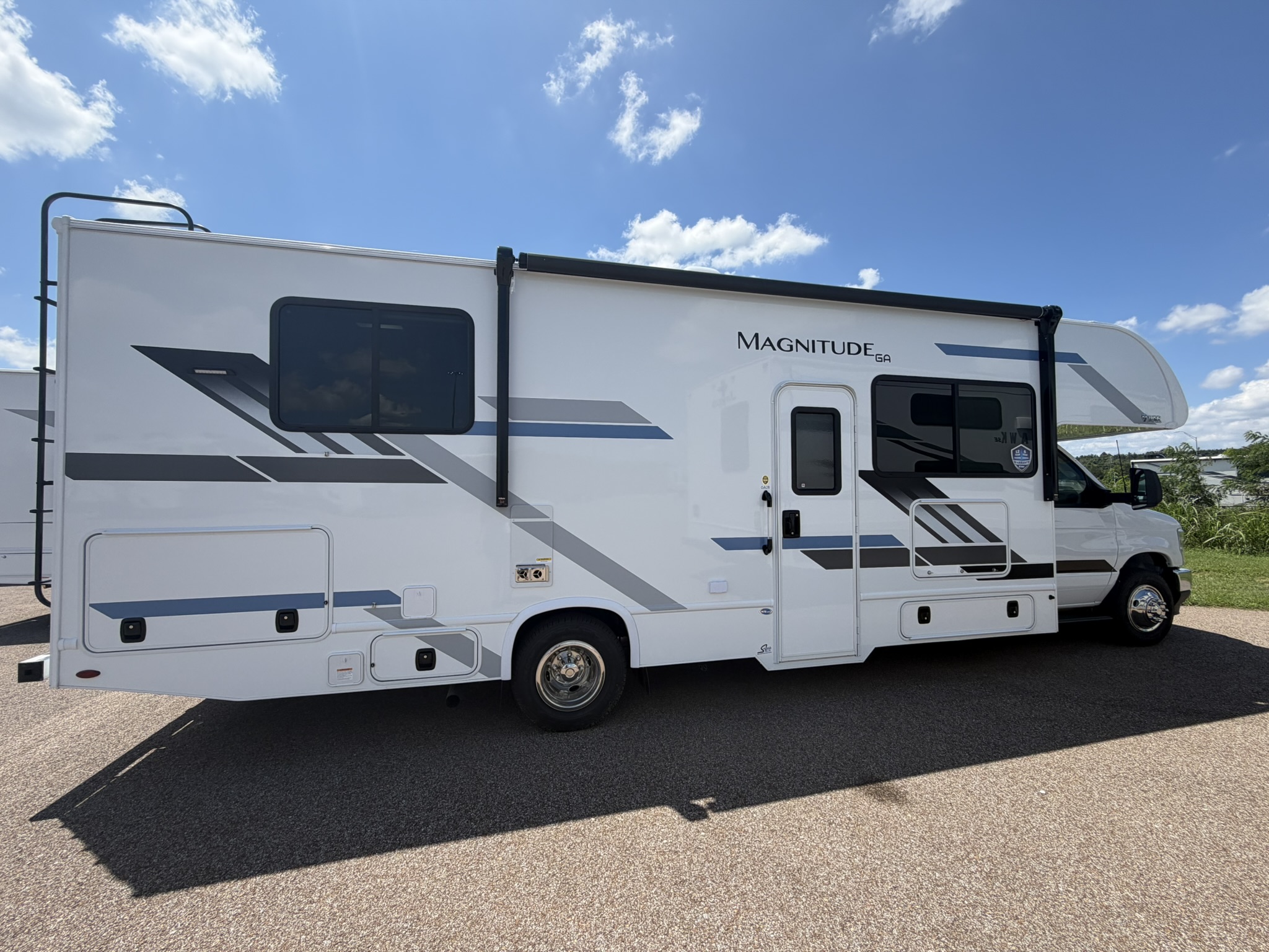 2027 THOR MOTOR COACH MAGNITUDE GA28 - Image 5