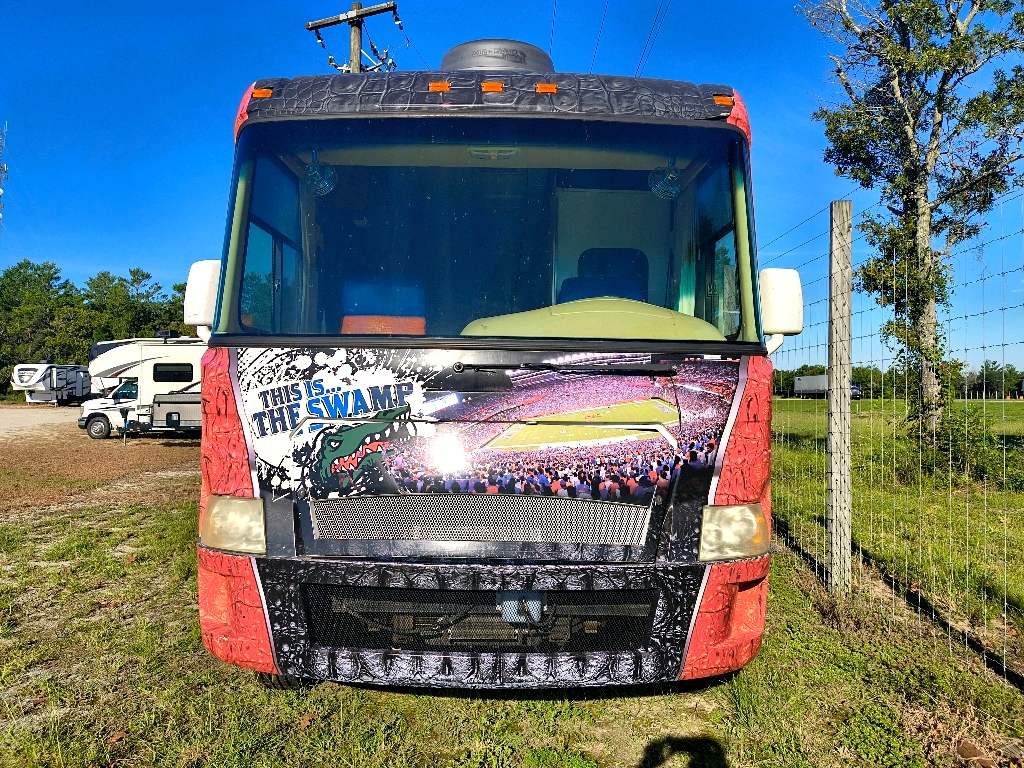 2010 Thor Motor Coach OUTLAW 3611 - Image 2