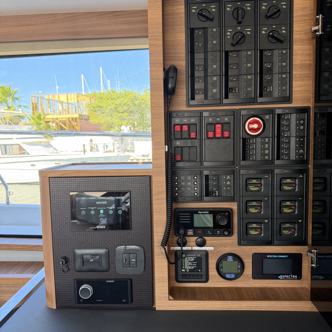 2025 Aquila 54 ENCLOSED BRIDGE - Image 33