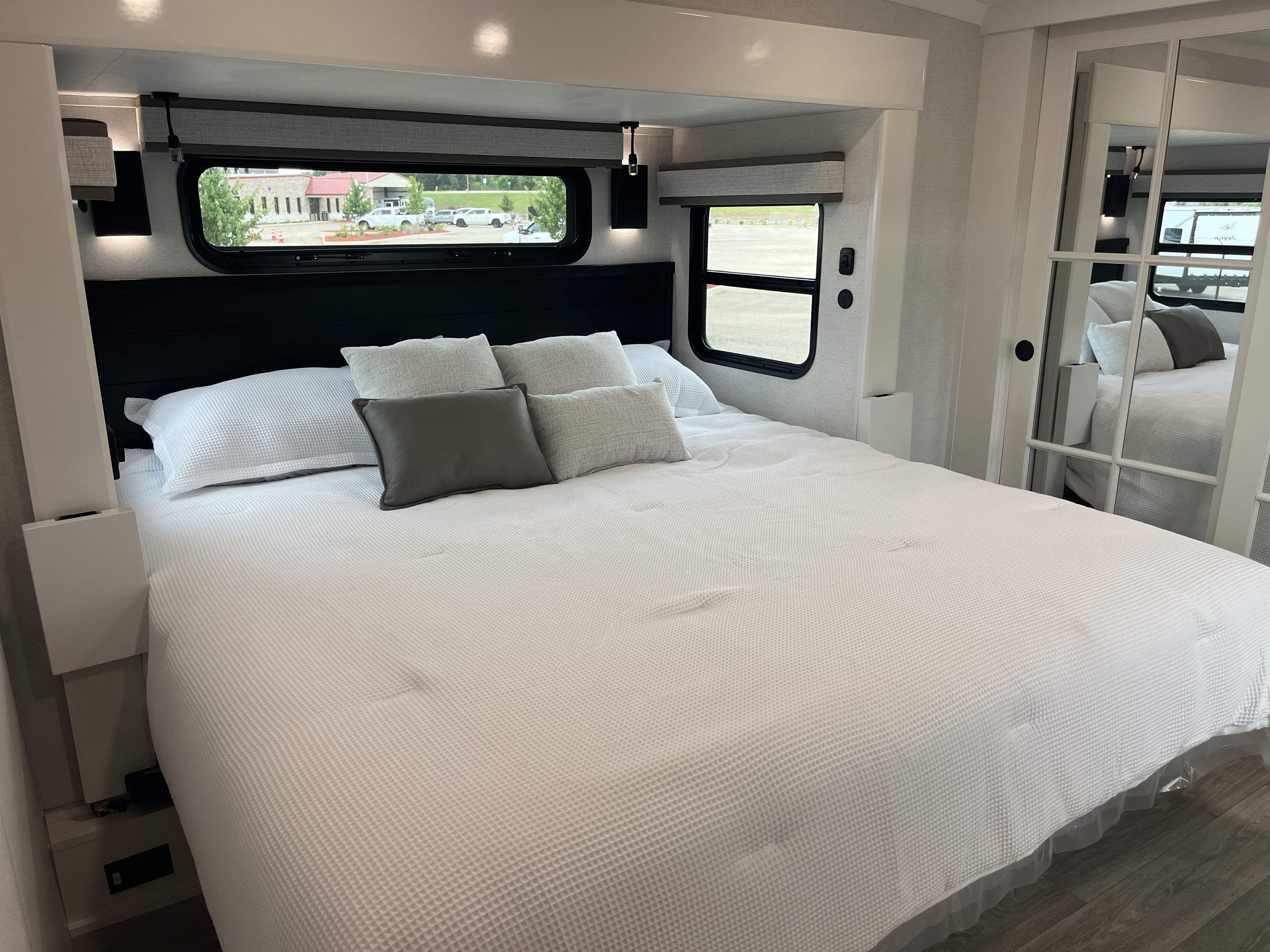 2027 JAYCO PINNACLE 32RLTS - Image 40