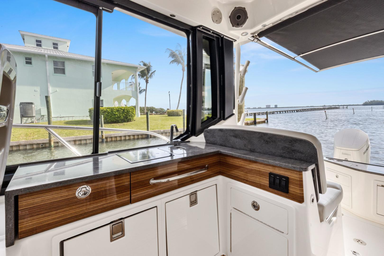 2022 Boston Whaler 405 Conquest - Image 17