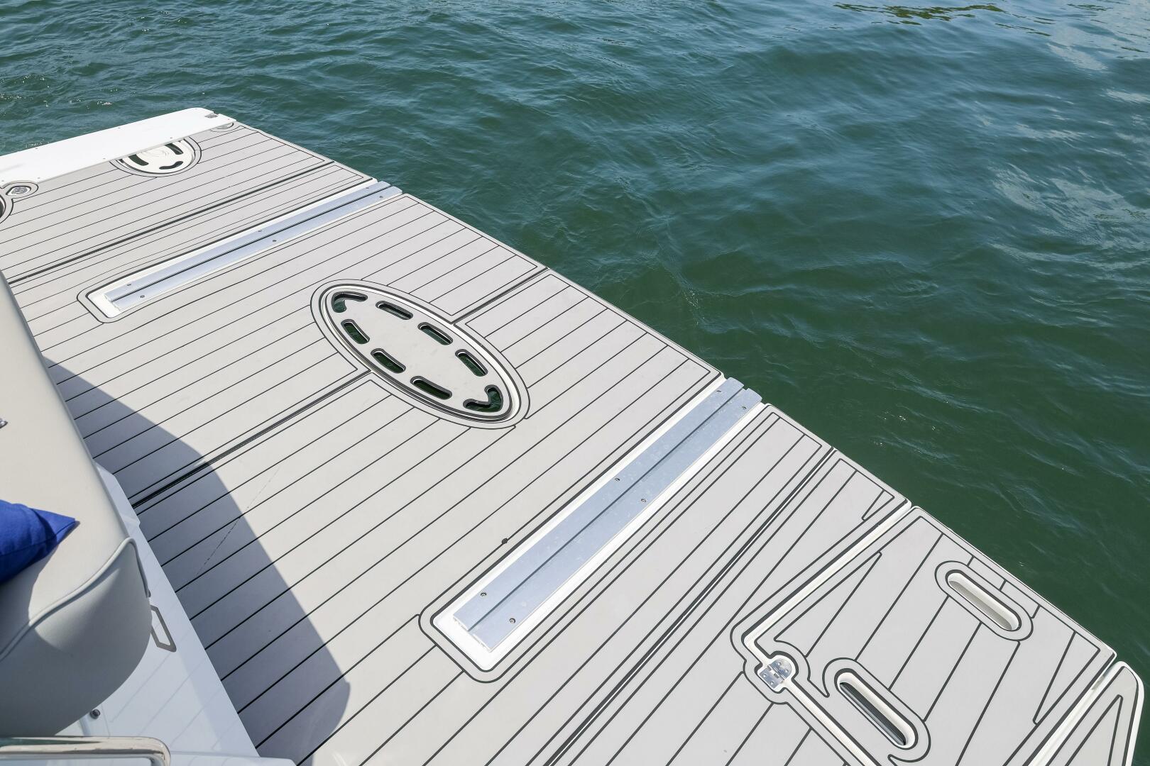 2014 Cruisers Yachts 45 Cantius - Image 10