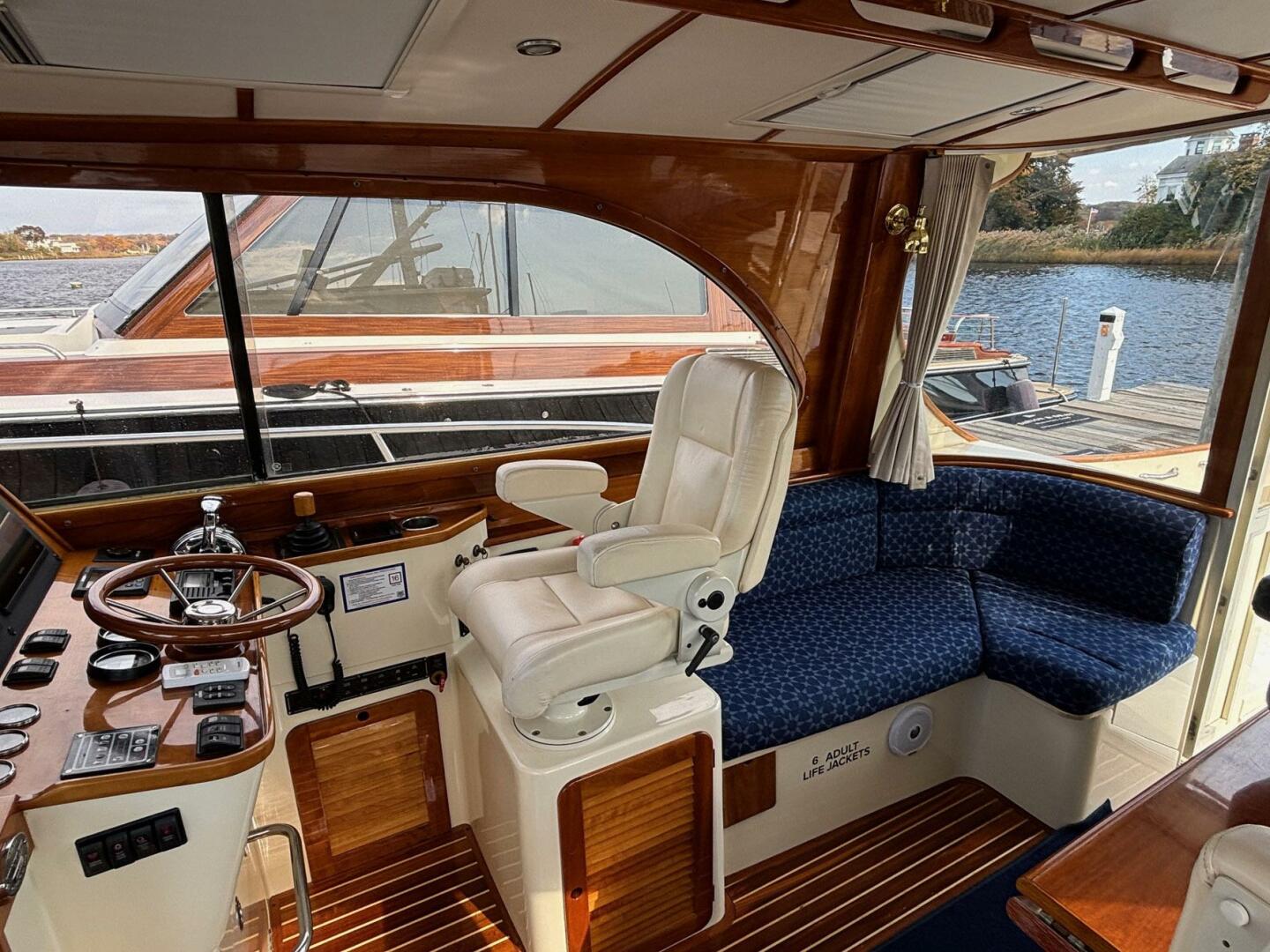 2005 Hinckley Talaria 44 Motor Yacht - Image 18