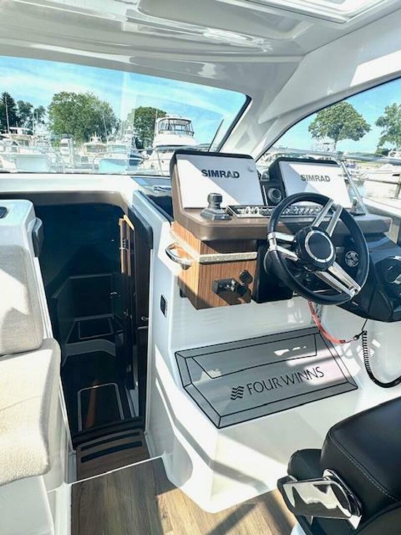 2020 Four Winns Vista 355 Coupe OB - Image 19
