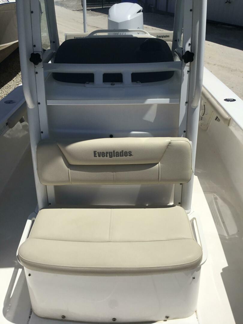 2016 Everglades 243CC - Image 10