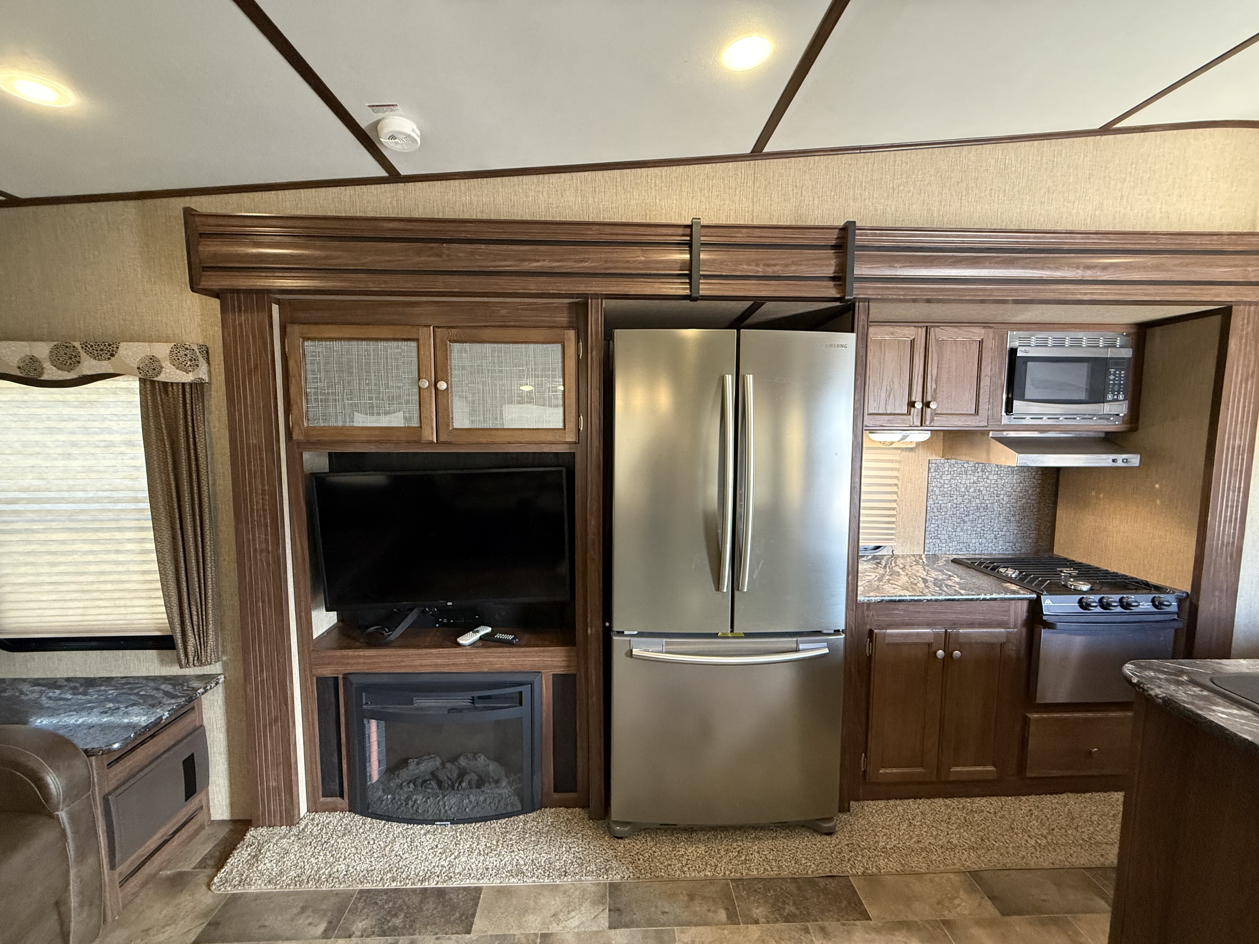 2017 Keystone Sprinter Wide Body 298FWRLS - Image 11