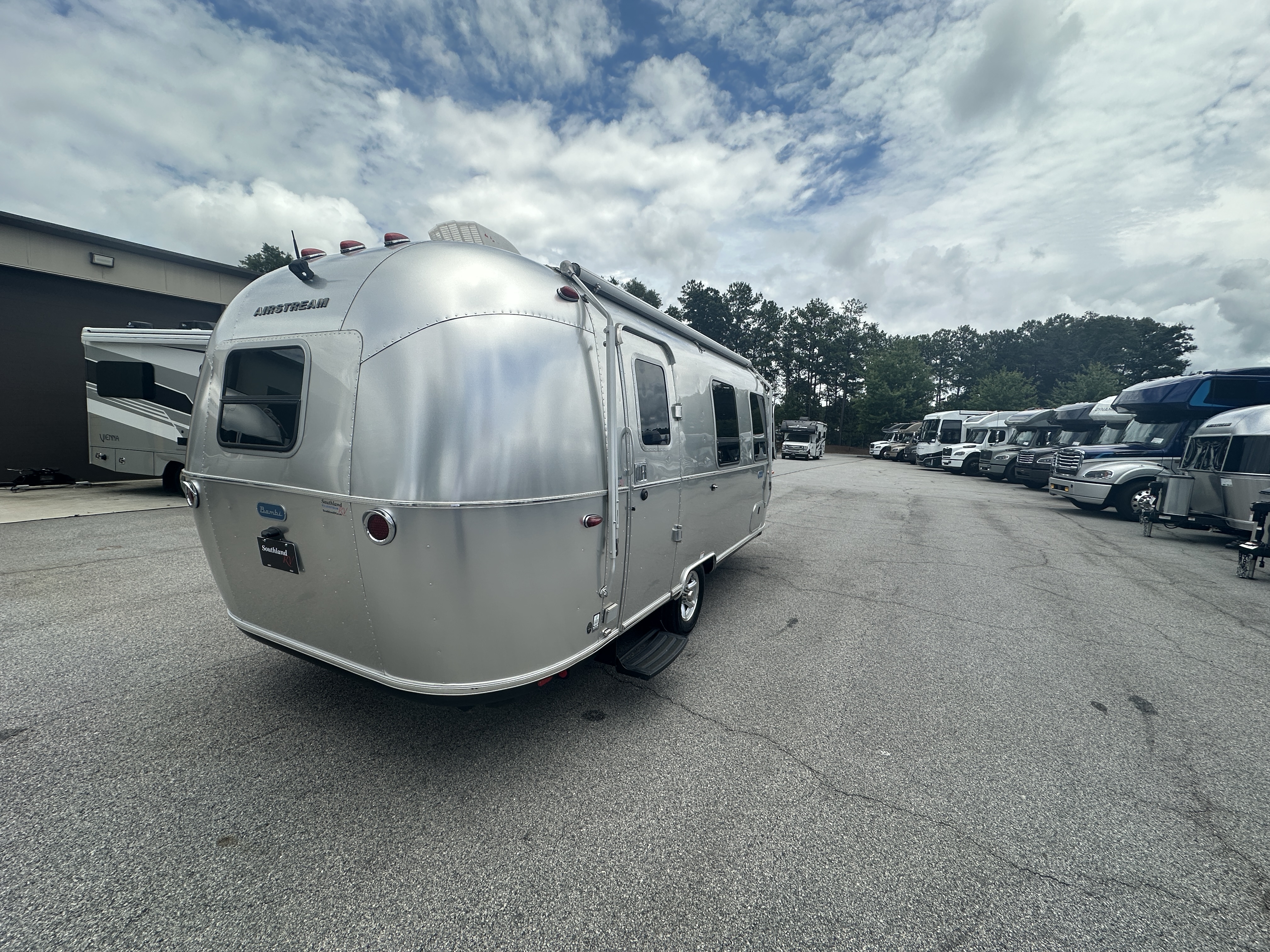 2024 Airstream Bambi 22FB - Image 4