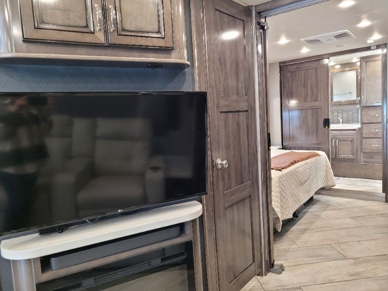 2022 Fleetwood Discovery 38K - Image 13
