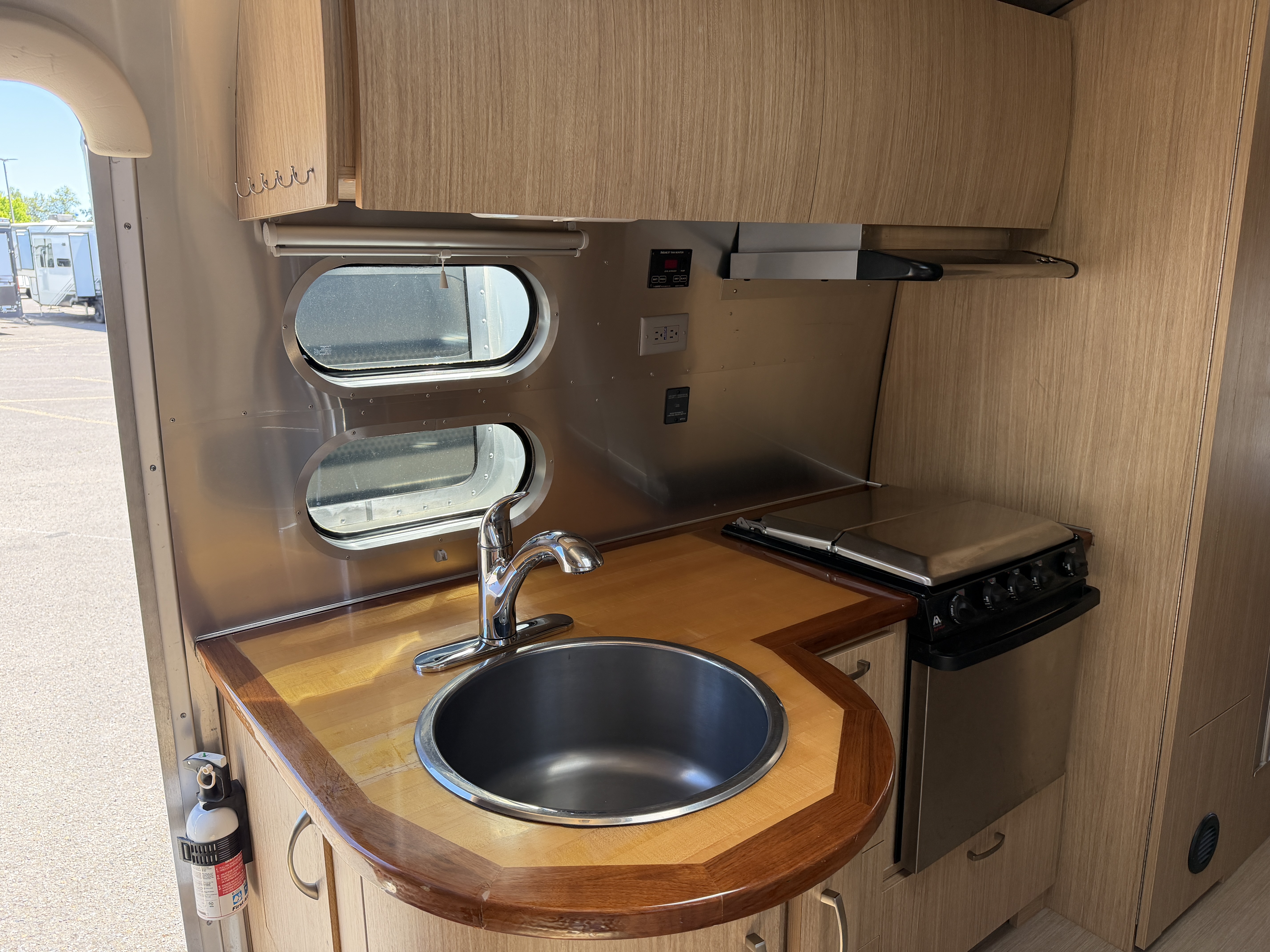 2018 Airstream Flying Cloud 25RB - Image 8