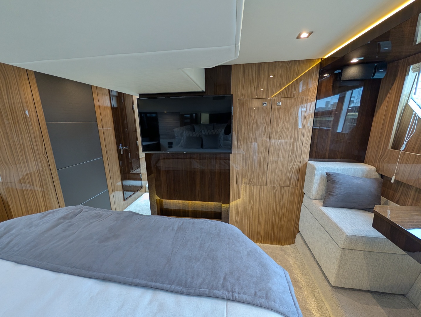 2022 Cruisers Yachts 54 Cantius - Image 33
