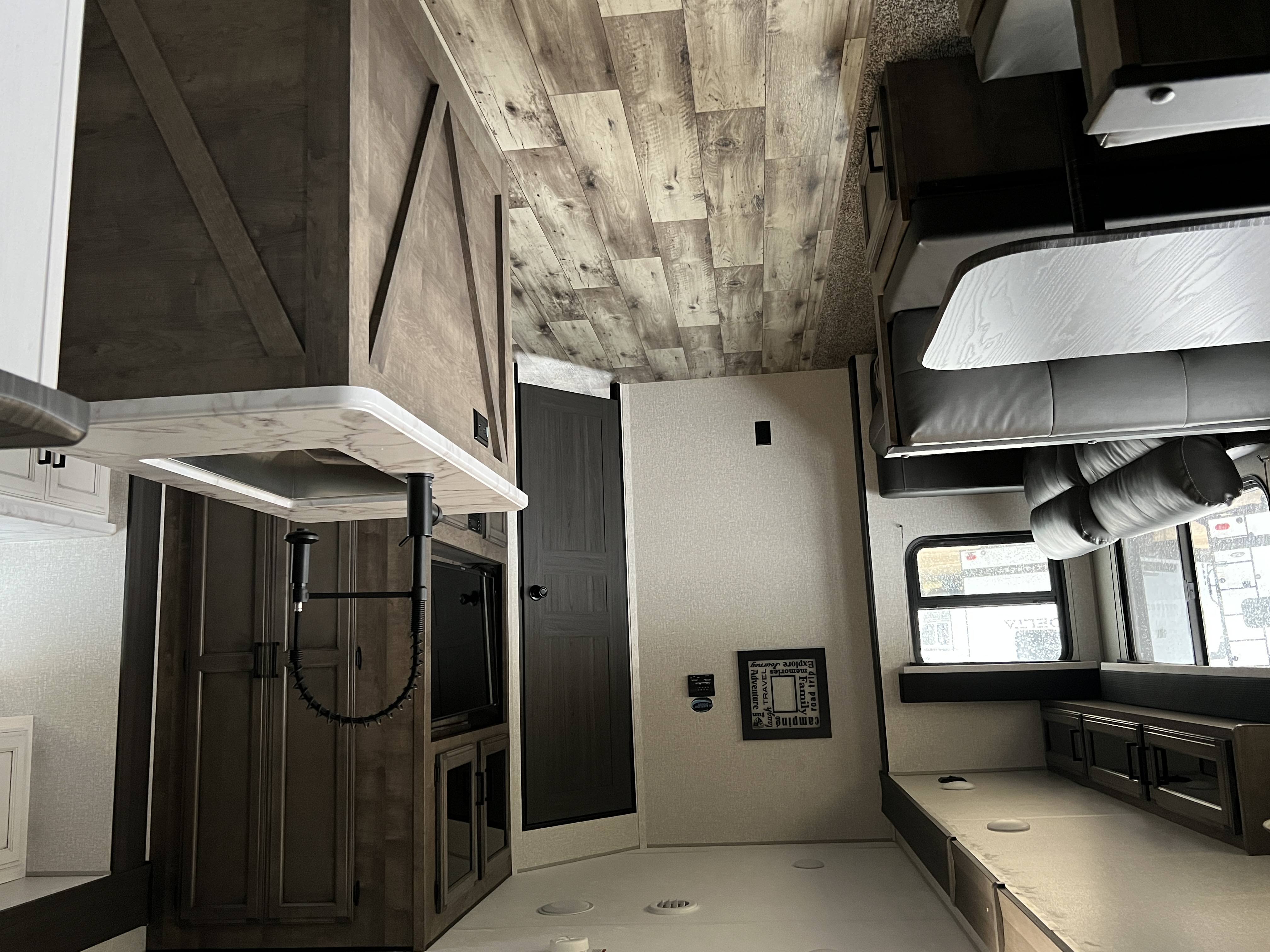2022 VENTURE RV SPORTREK 327VIK - Image 3