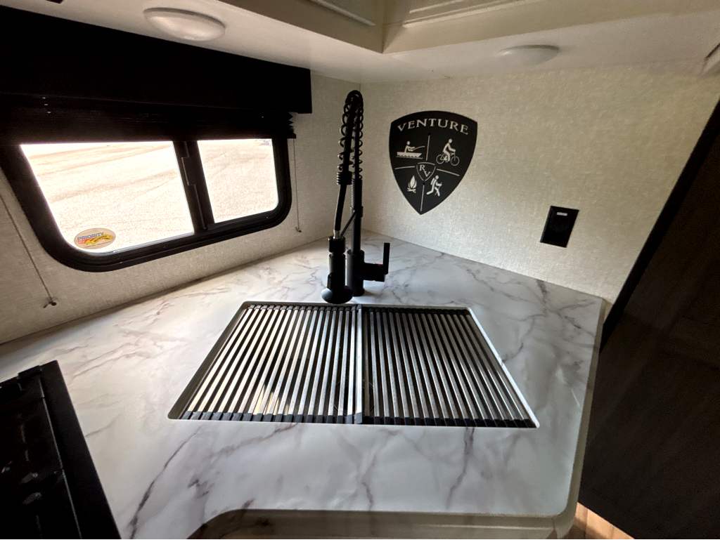2022 VENTURE RV SPORTTREK 241VMS - Image 15