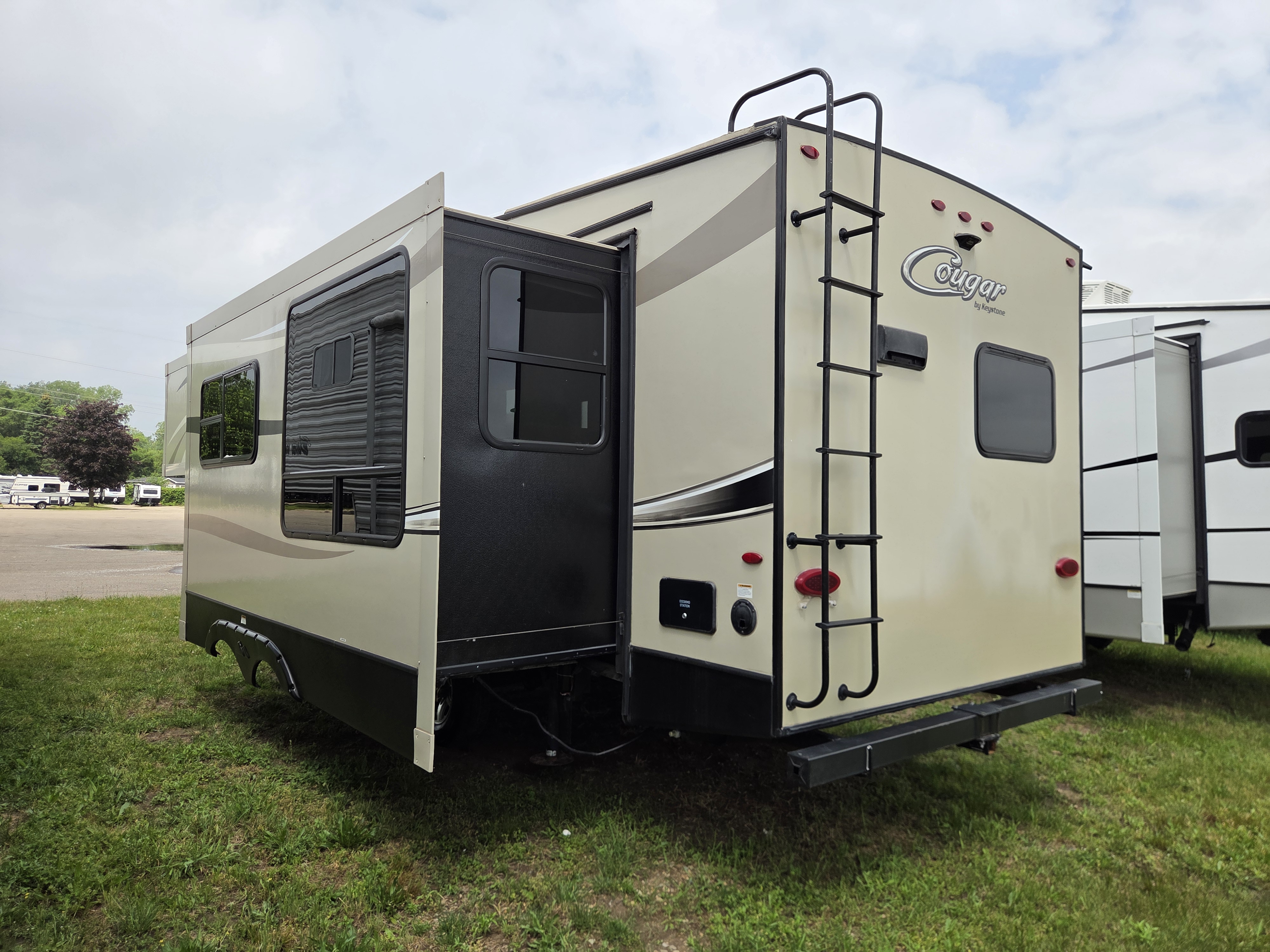2017 Keystone Cougar Half-Ton 27RKS - Image 3