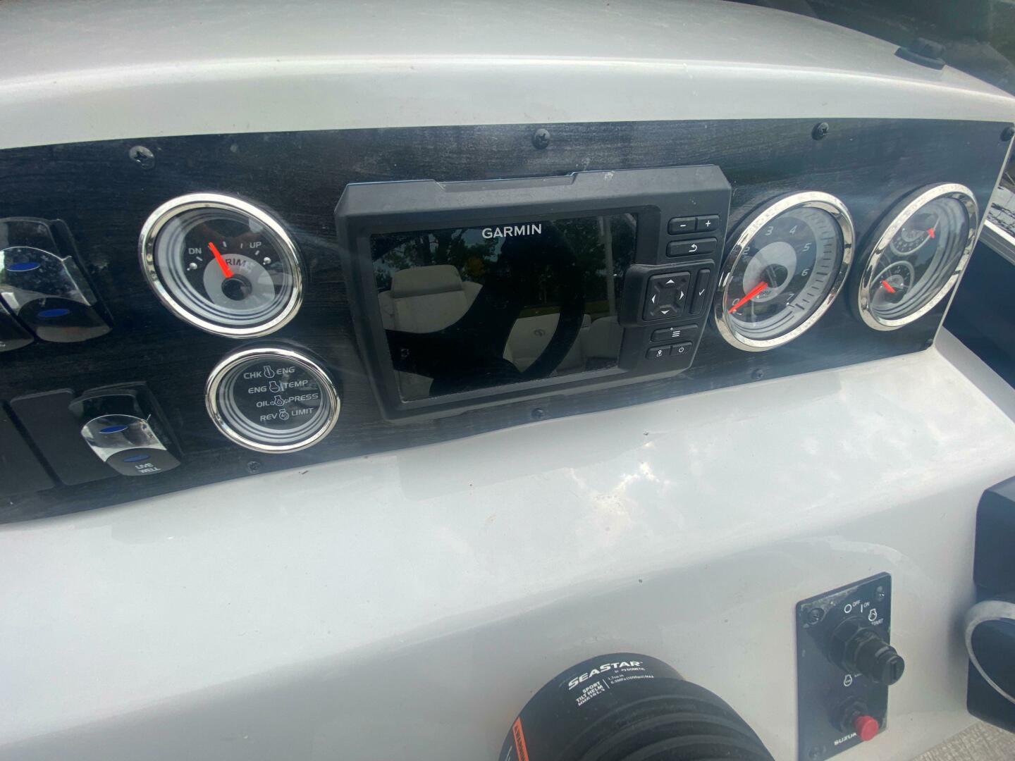 2022 Tahoe GT2585 Center Console Fishing Tritoon Base - Image 12