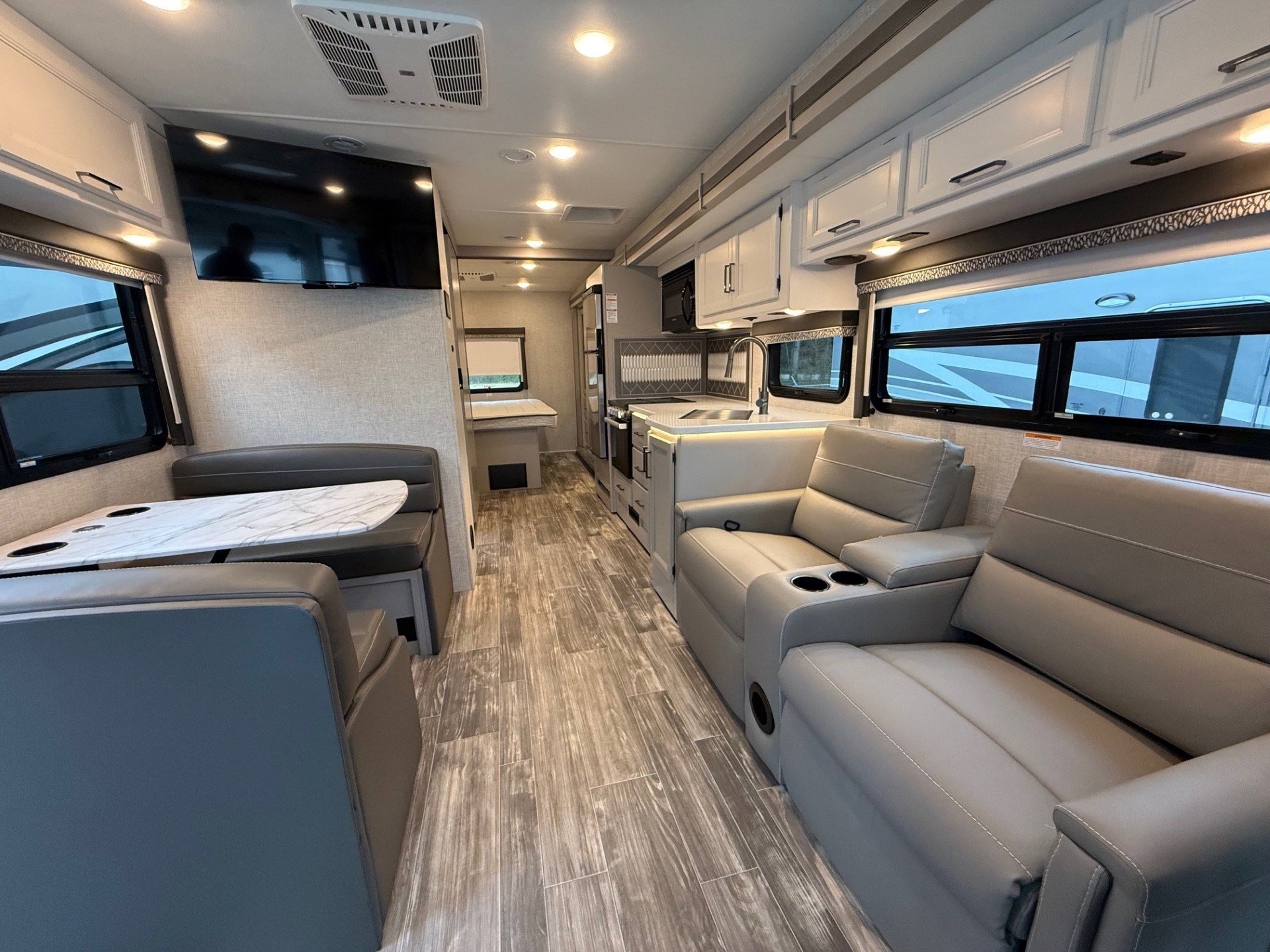 2025 THOR MOTOR COACH HURRICANE 29M - Image 7