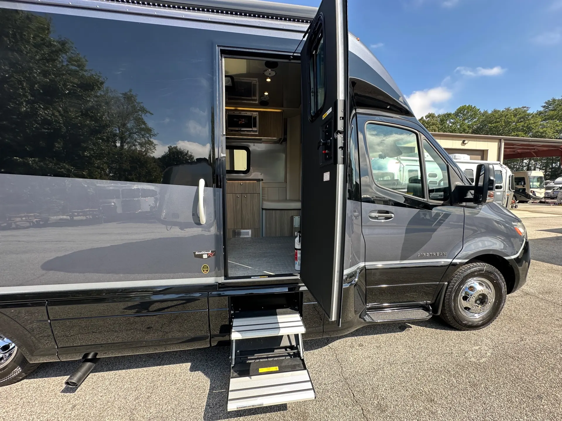 2027 Airstream Atlas 25RT - Image 11