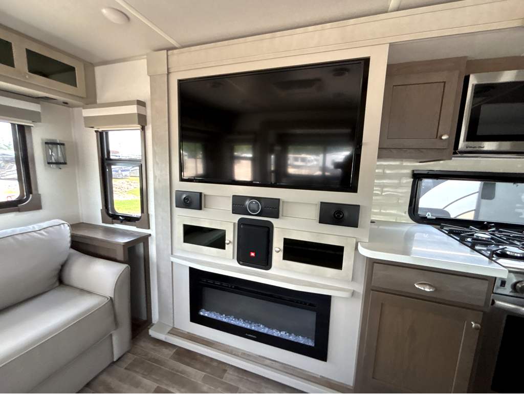 2022 PALOMINO RIVER RANCH 390RL - Image 10