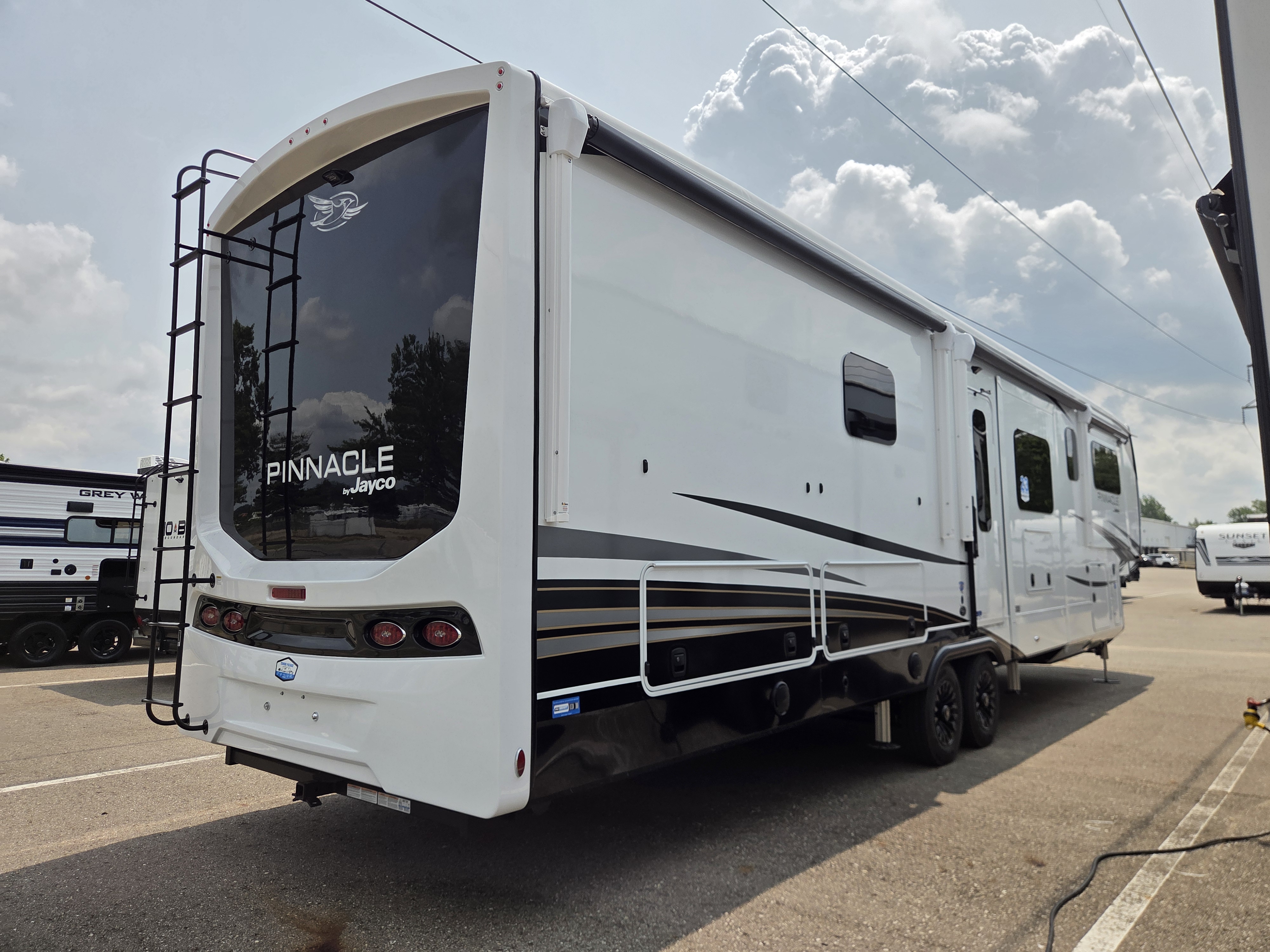 2027 Jayco Pinnacle 39FLOK - Image 3