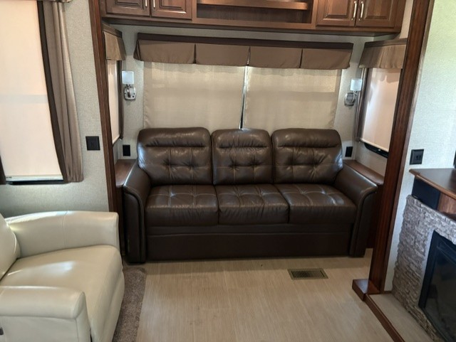 2017 Keystone ALPINE 3400rs - Image 10