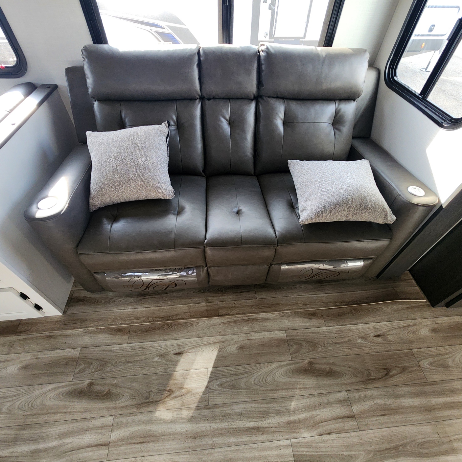 2026 VENTURE RV SPORTTREK 272VRK - Image 21