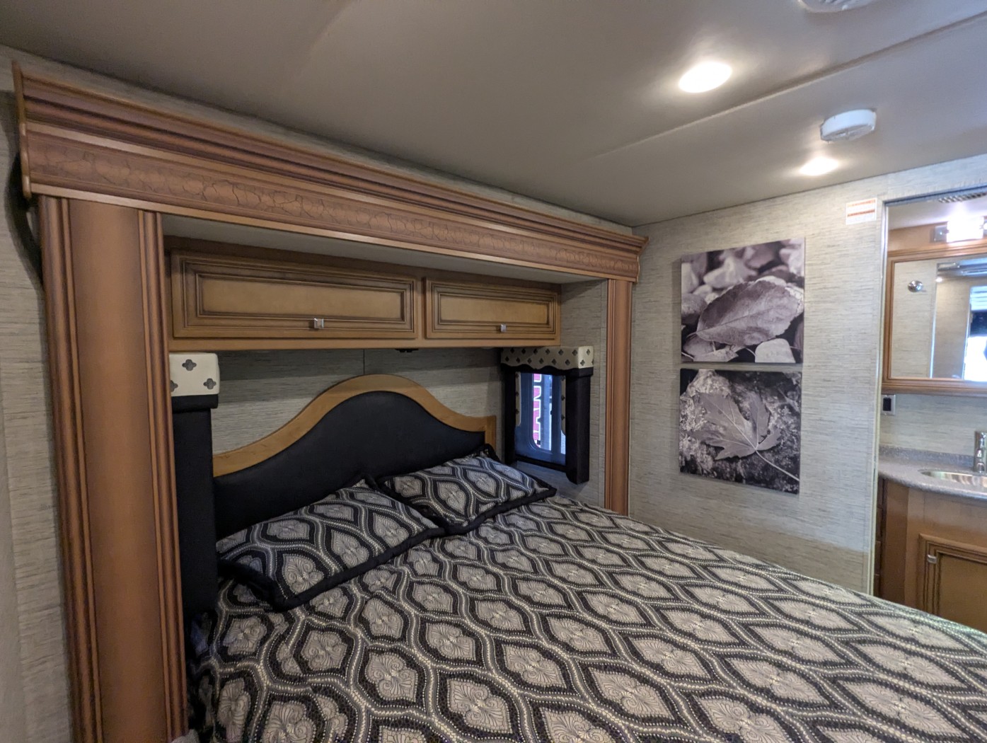 2016 Newmar Bay Star 3403 - Image 29