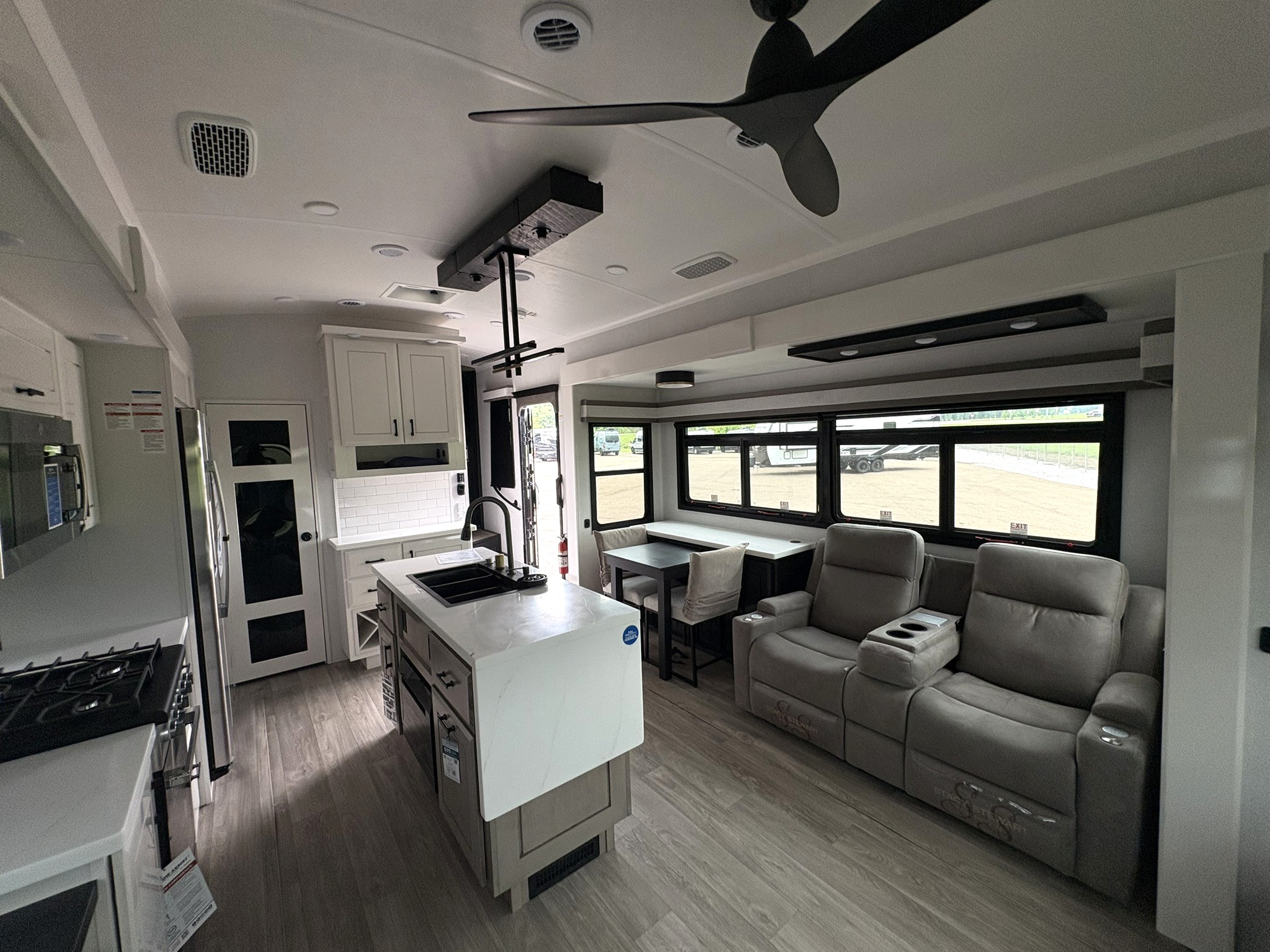2027 JAYCO PINNACLE 32RLTS - Image 22