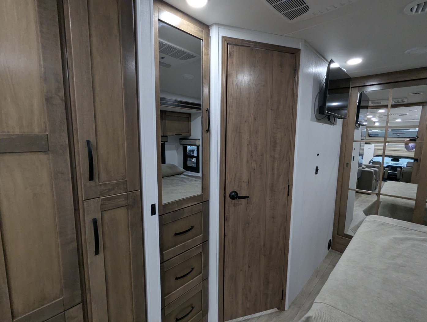 2026 Entegra Coach Esteem XL 32U - Image 27