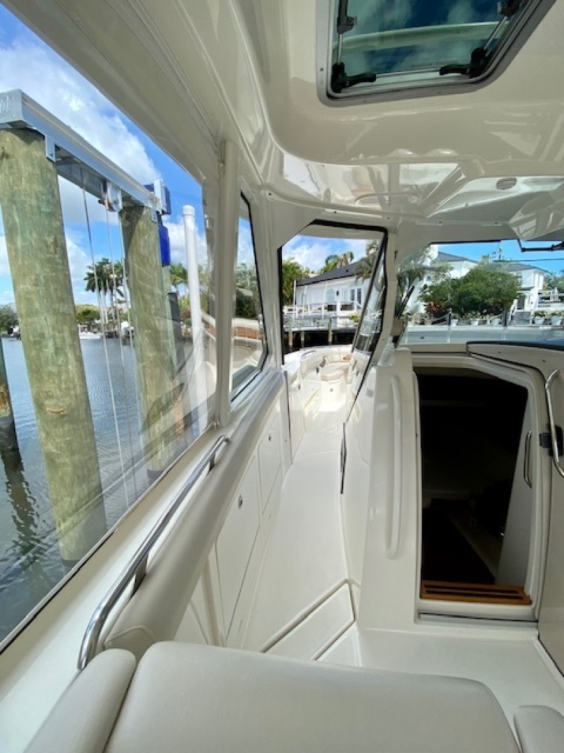 2020 Boston Whaler 380 Realm - Image 6