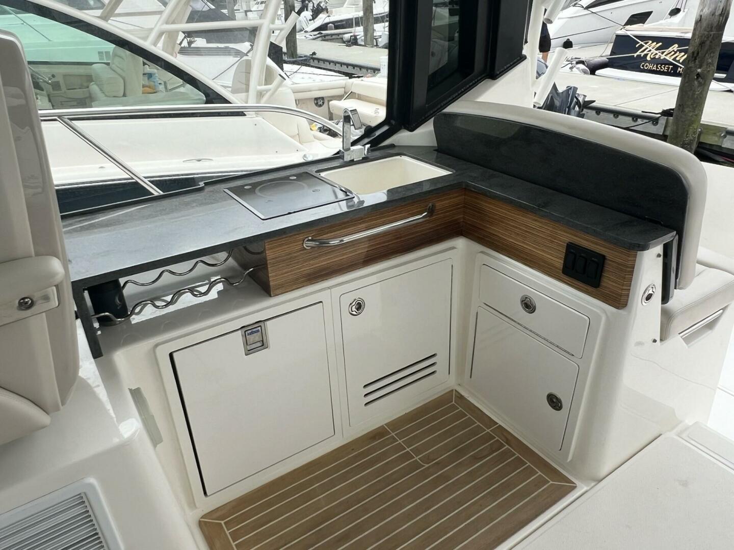2021 Boston Whaler 405 Conquest - Image 26