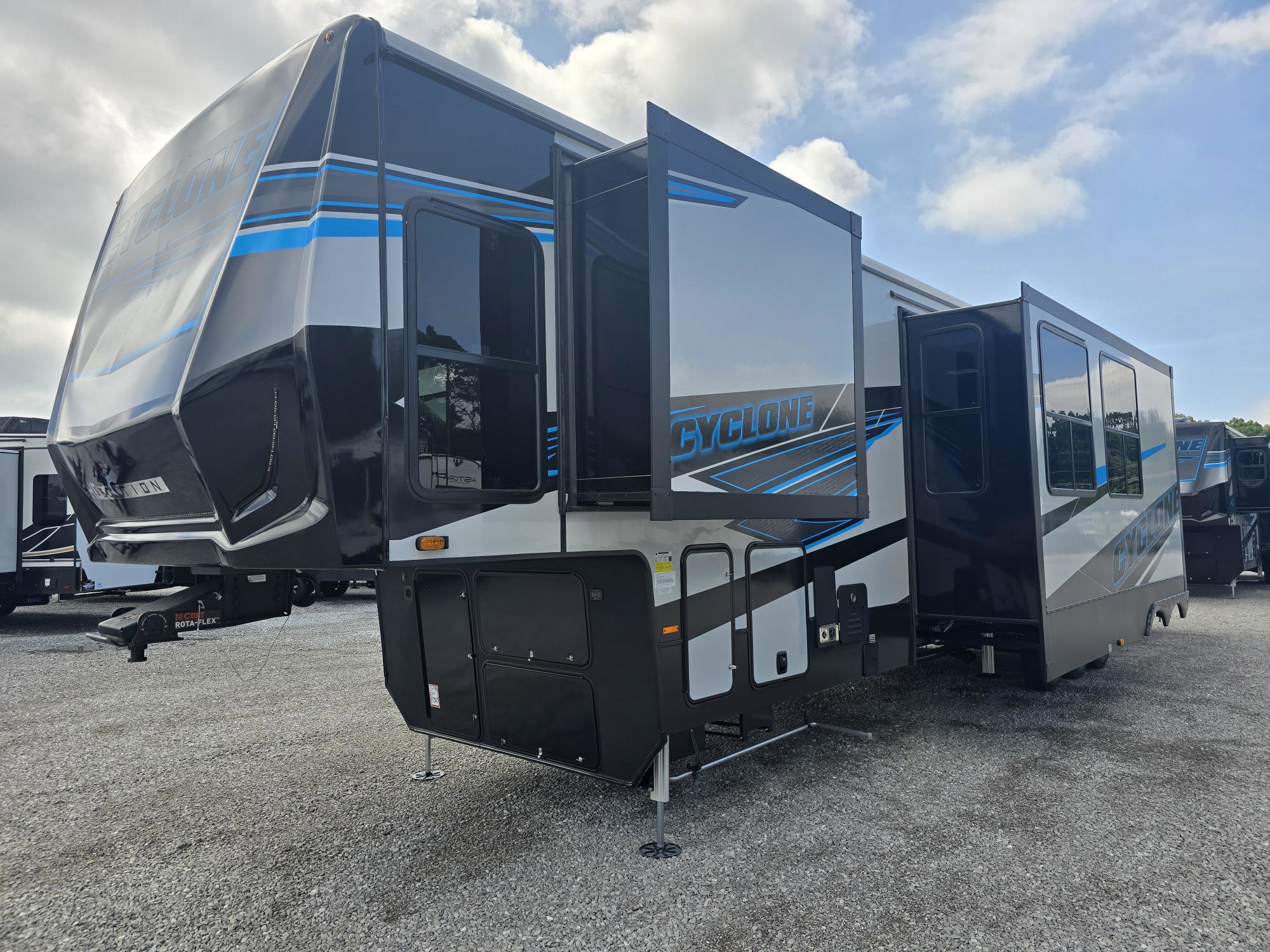 2026 HEARTLAND CYCLONE 4008 - Image 3