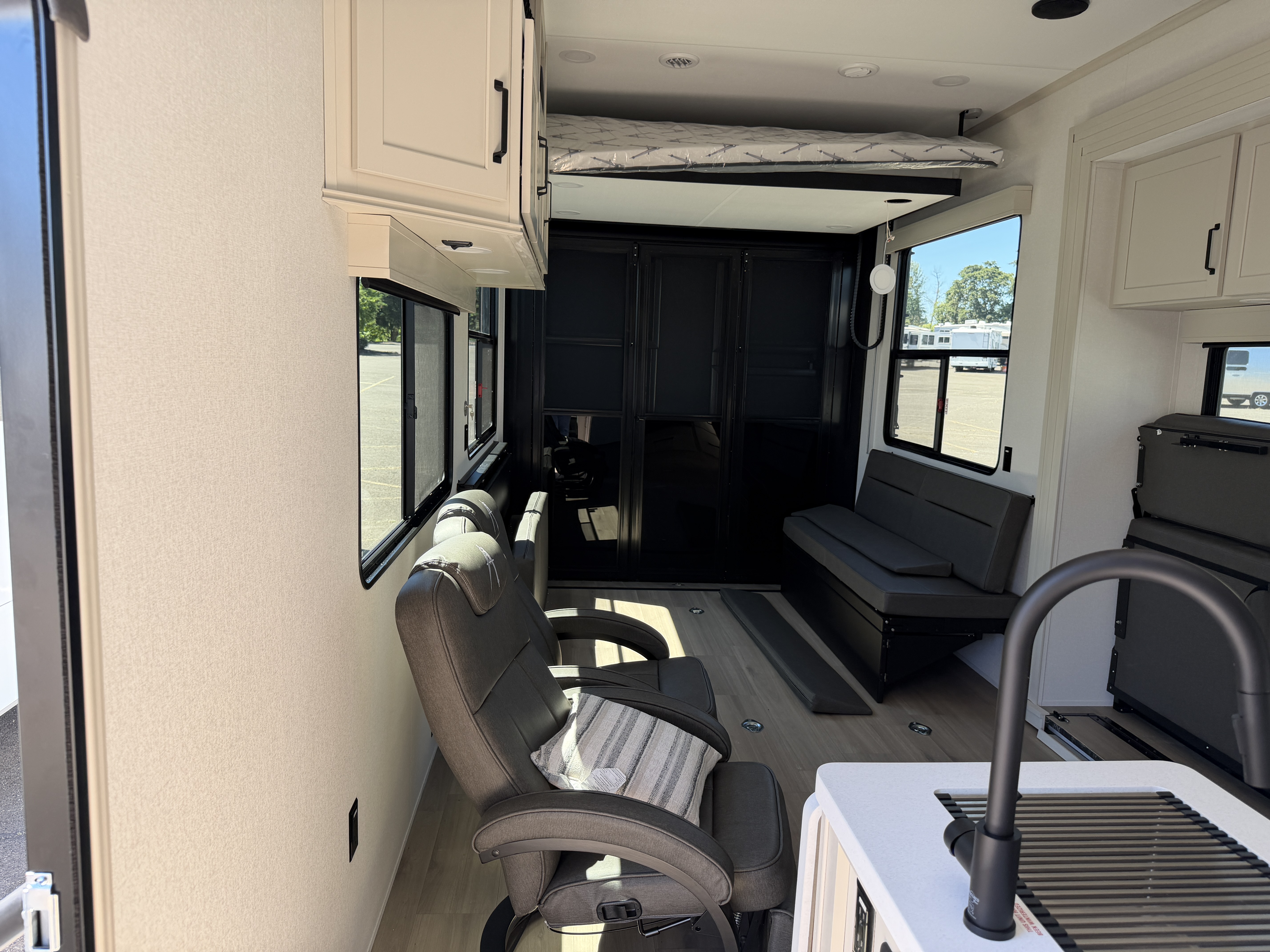 2026 Grand Design Momentum G-Class 325G - Image 5